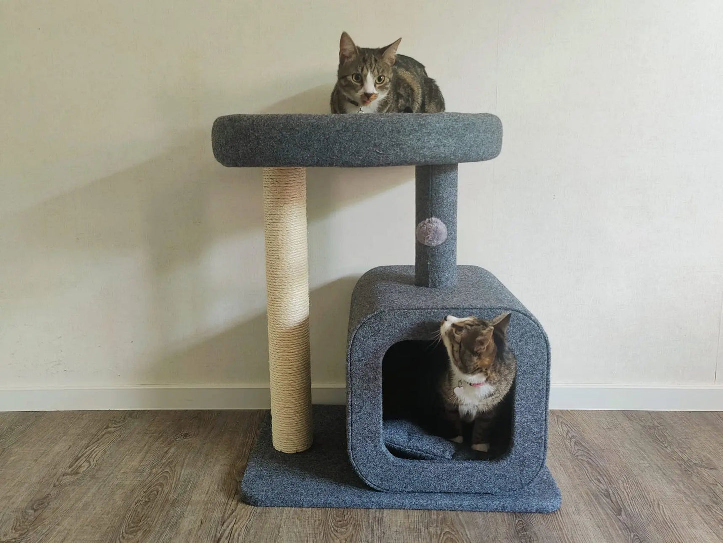 Krabpaal voor katten met huisje - 2 niveaus en gezellige slaapplek
